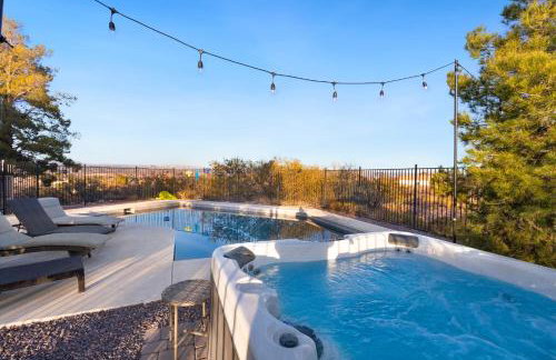Heated Pool and Jacuzzi, Scenic Mountain View, Lux and Cozy, - Foto 1