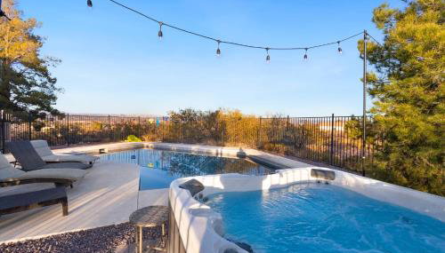 Heated Pool and Jacuzzi, Scenic Mountain View, Lux and Cozy, - Foto 1