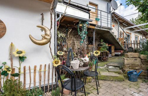 Hobbit Lounge - Photo 1