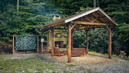Romantic Penrose Cabin with Pond, Trails and Hot Tub - Foto 3