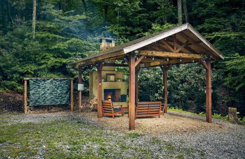 Romantic Penrose Cabin with Pond, Trails and Hot Tub - Foto 3