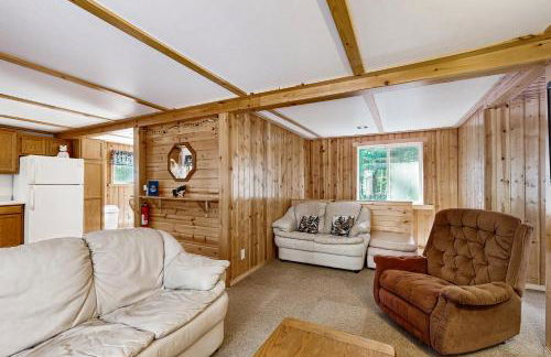 Quaint Lake Escape - Photo 10