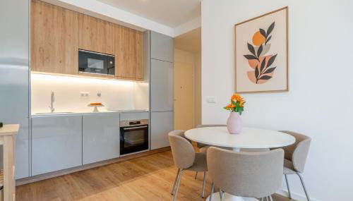 Sleek & Modern Flat w/ Private Garage by HostWise - Foto 5, stove, pet friendly