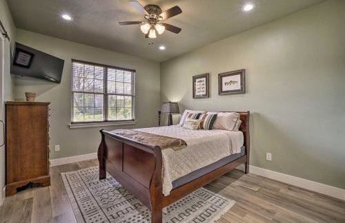 Modern Retreat with Deck Walk to White River! - Foto 12