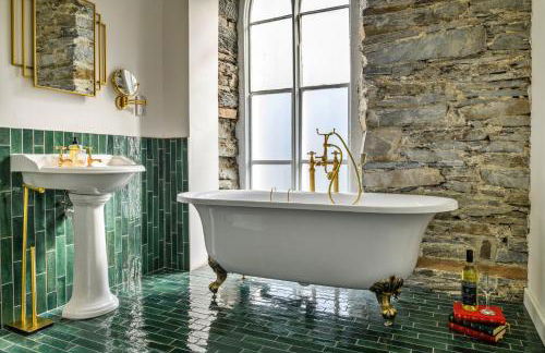 Finest Retreats - Luxury Converted Chapel with Hot Tub & Games Room - Photo 18