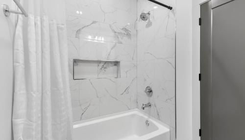 14 Bed Luxe Nashville Retreat with Game Room & Perfect for Large Groups! - Foto 2, Shower