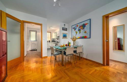 Cityscape Comfort Apartment With Garage - Happy Rentals - Photo 8