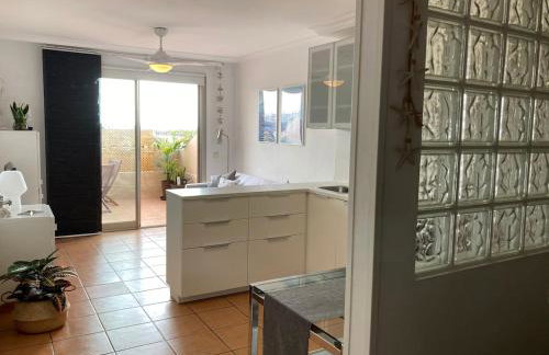 Fantastic seafront apartment with sea views & pool - Photo 7