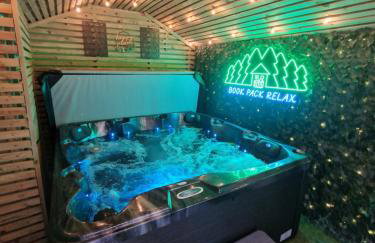 Townhouse - 6 Bed Hot Tub House - Photo 1