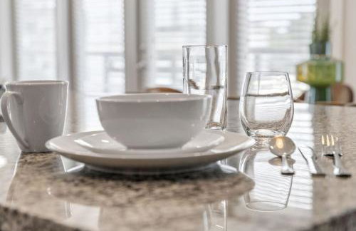 Chic 2BR King Bed Balcony Krog Market Steps to Beltline - Foto 13