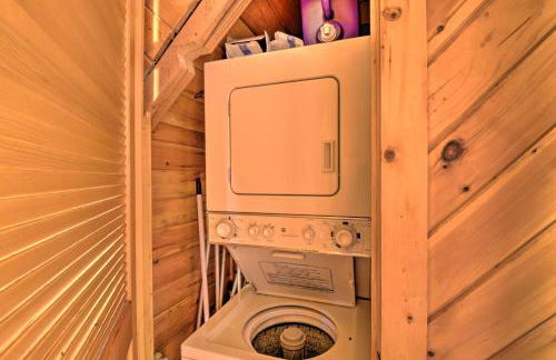 Helen Cabin with Deck and Hot Tub Less Than half Mi to Main St - Foto 18