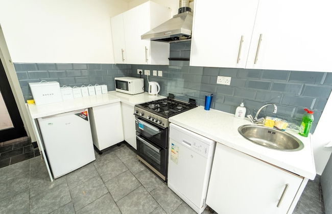 Studio Available Close to Queen Elizabeth Hospital - Photo 6