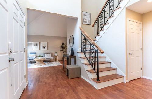 Spacious & Serene 6-Br Family Retreat in Kirkland - Photo 34