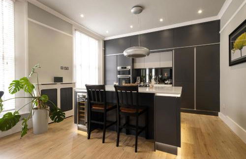 Stylish Central Apartment with Parking & Lift - Foto 7