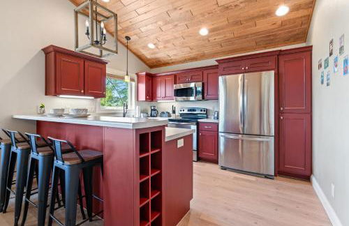 Upper Deck by Simple Life Rentals - Photo 2