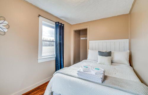 Cozy New York Farmhouse with Porch, Grill and Fire Pit - Foto 18