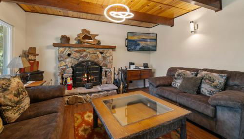 Bare Necessities - Comes with a hot tub and a pool table - Foto 4