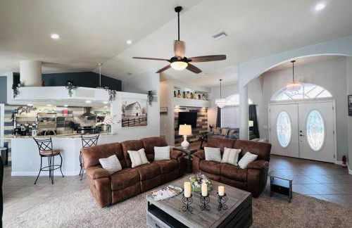 Peachland getaway with pool and tiki bar - Foto 21