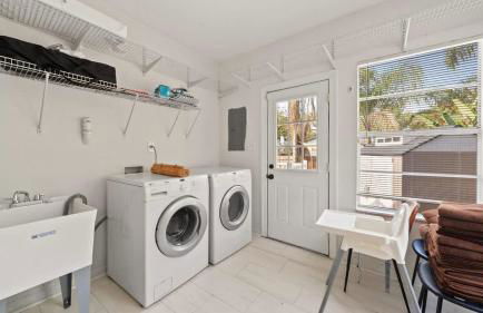 Modern Moroccan Villa w/ Firepit, BBQ + Game Room! - Foto 28