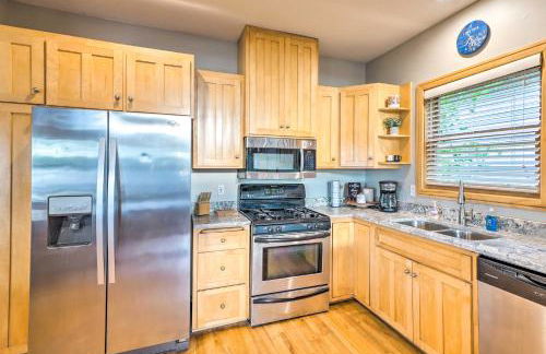 Waterfront Mound Retreat with Dock and Lake Access! - Foto 11