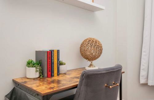 Jennifer's Chic 2nd Floor Apt Private Deck w Views - Photo 24