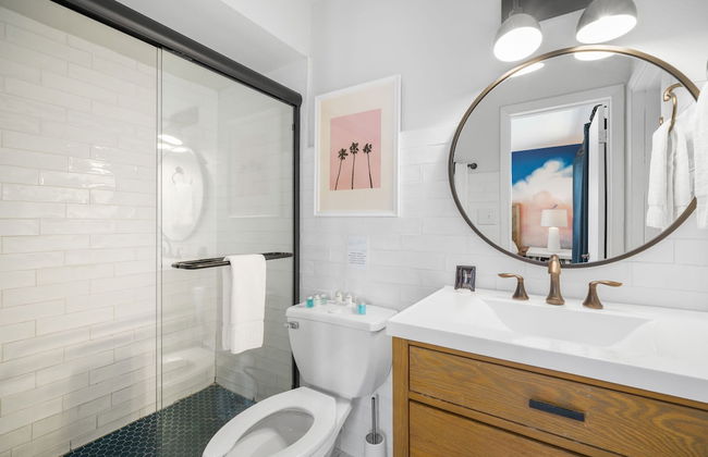 New! Modern King Suite Steps to the Beach! - Foto 9