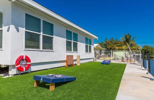 Sea Glass Dreams - Waterfront Pool Home, Mini Golf, Game Room, 110' Dock - Foto 1