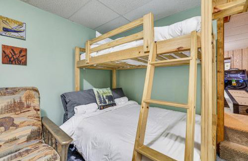 Fire Pit and Games! Secluded Chalet 30 Mi to Montage - Foto 24