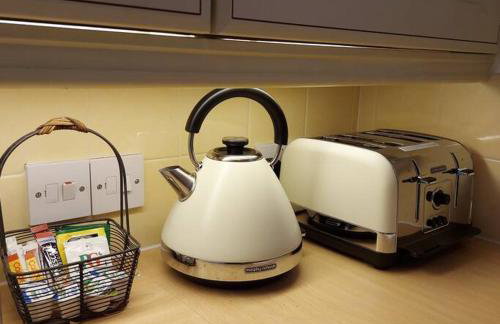 Cheerful, cosy, one bedroom home with patio and parking - Photo 17