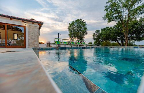 Villa Pietro with a heated Saltwater pool - Photo 27
