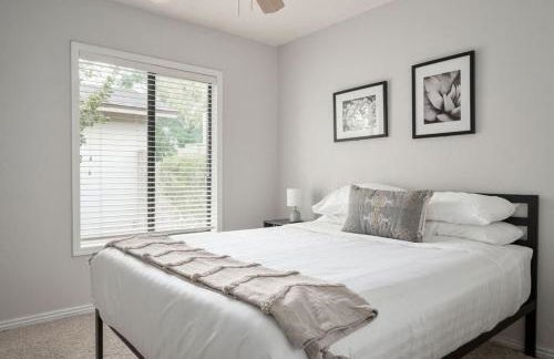 Champions Oasis Home - Near the Stadui2007m withPool & Grill - Photo 26