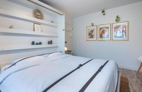 Bright & Stylish 4-Bed Home in the Heart of Morden - Photo 35