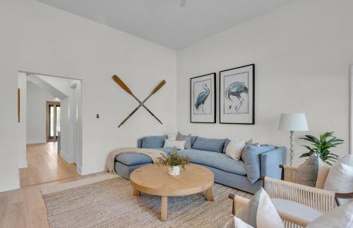 NEW LISTING! Reel Joy Waterfront Luxe with Pool and Private Dock home - Foto 16