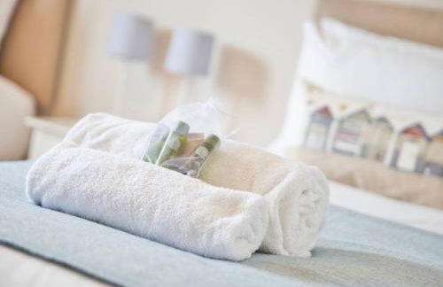 Beautiful Seaside Holiday Home - Photo 27