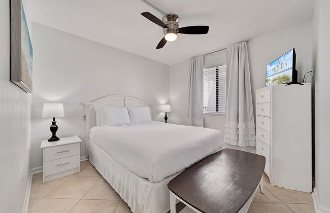 1br/1ba Sleeps 4 Near Beach w/ Breathtaking Ocean Views - Photo 2