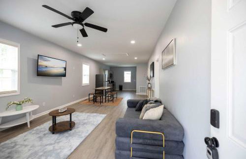 3 Min to Downtown - 10 Min to Elon - Smart TVs - Foto 1