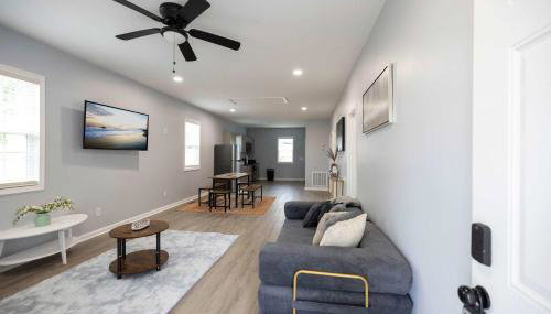 3 Min to Downtown - 10 Min to Elon - Smart TVs - Foto 1