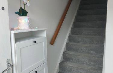 Beautiful 4-Bedroom House with Private Garden & Parking - Foto 33