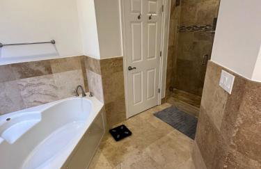 An Incredible Vacation Home with Saltwater Pool! - Foto 26