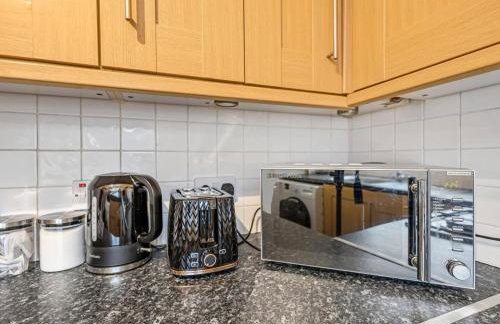 Modern Terraced House with Private Garden, Near Airport & MET Office - Foto 11