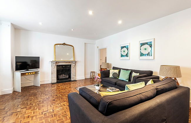 Charming Kensington Apartment - Photo 12