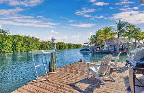 Tiny Home on Waterfront, Bay Views, Deck, Pool - Photo 2