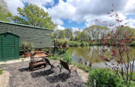 Snug & Secluded Lakeside Shepherds Hut 'Carp' - Foto 9