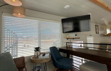 Access Zion & Bryce! Tiny Home with Rooftop Deck and Hot Tub - Foto 17