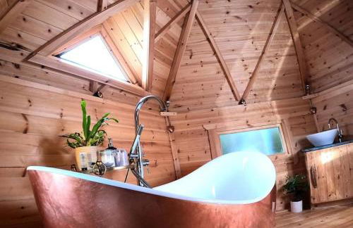 Romantic Treehouse with Hot Tub & BBQ Lodge - Foto 20