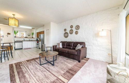 Bright Eastside 2BD 2BA Retreat w Pool and Parking - Foto 12