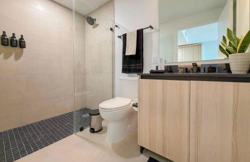 City Skyline Views & Rooftop Pool at District 225 - Foto 29