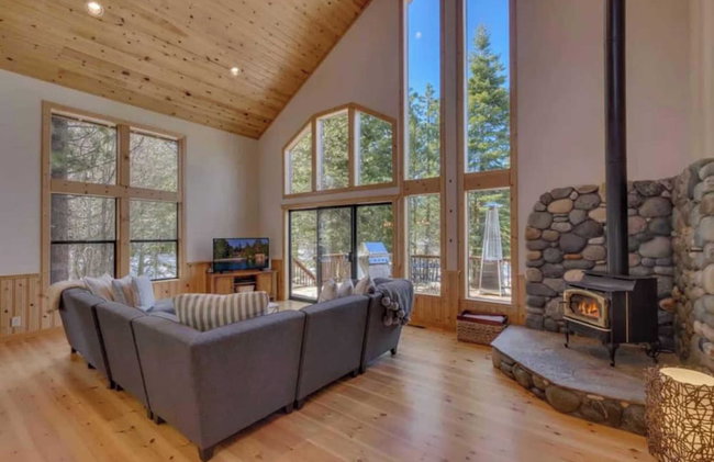 Black Bear by Avantstay Spacious Viking Lodge in Tahoe Donner w/ Game Room & Hot Tub! - Photo 13