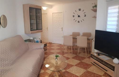 Paraíso Familiar en Marisol Park Bungalow con Piscina, Tenis y Parking - Foto 6