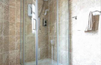 5 bedroom house, free parking, near football, sleeps 8 - Photo 16